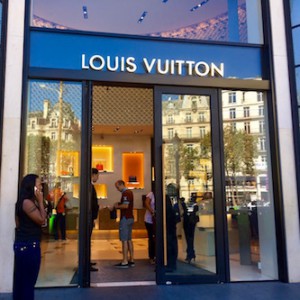 Фасад магазина Louis Vuitton в Париже