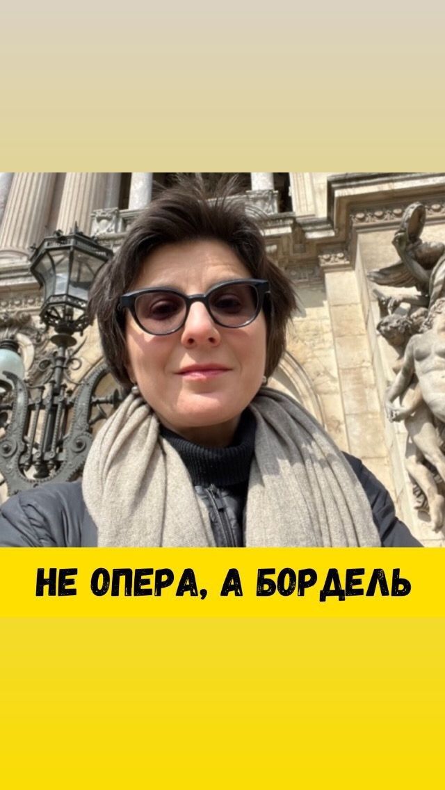 « Господин архитектор, из-за вас я не могу привести в Оперу жену и дочь. Ведь именно вы позволили этой скульптуре появился на фасаде. »

Перед вами скандальная скульптурная группа «Танец» Жан-Батиста Карпо. В центре хоровода - гений танца или Аполлон, покровитель искусств.  Что так разозлило парижских ханжей во второй половине XIX века? Почему архитектор  Оперы Гарнье получал пачки писем после того, как сняли леса с фасада?

Критикующие  не жалели яда: «кадриль прачек в конце рабочей недели!»
«Строили театр, а построили бордель - негодовали они.»

Что не так? Слишком реалистичные музы, не холодные музейные богини или нимфы, а  женщины из плоти и крови, да ещё и улыбаются! Нахалки! Открытые рты, выставленные на показ зубы - фу, как неприлично!

Сегодня этой скульптурой вряд ли кого-то можно шокировать… Вот так за 150 лет  поменялись понятия о том, что прилично, а что нет. #опера #операгарнье #танец #скульптура #карпо #гидвпариже #экскурсиявоперу